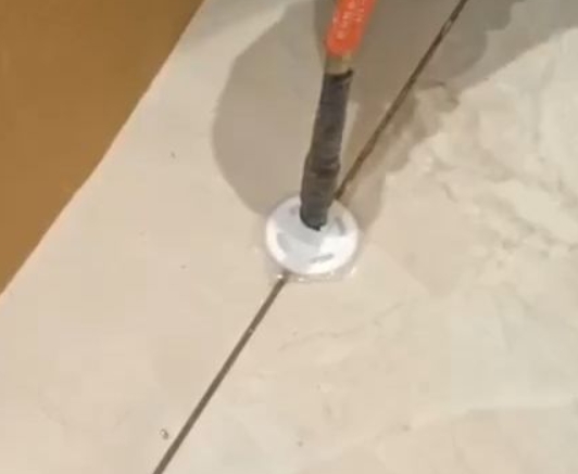 韶关市瓷砖空鼓维修公司专业解答瓷砖在铺贴过程中，如果没有涂抹均匀到位的粘结材料（如水泥砂浆或瓷砖胶），可能会导致以下问题