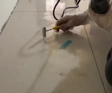 韶关市瓷砖开裂维修公司专业分享瓷砖在铺贴前如果没有沥干水分，将会导致以下问题